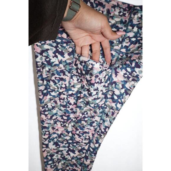 Athleta Salutation Stash Pocket II 7/8 Leggings Camo Print Size Medium - Picture 6 of 11
